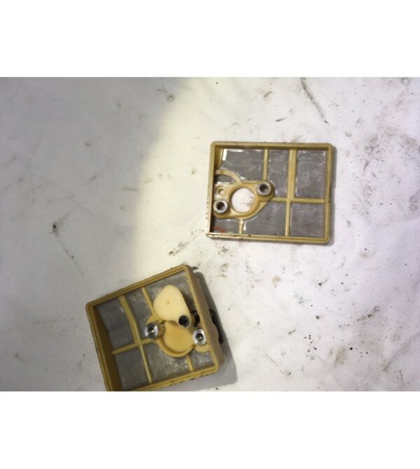 filtre a air reference 1113-120-1603 de tronconneuse stihl 032 en bon etat